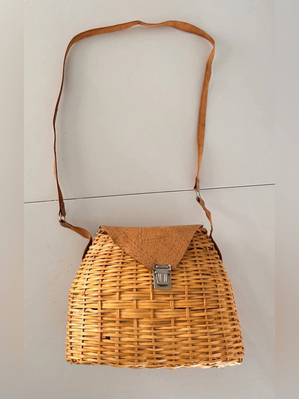VINTAGE: Handmade Wicker Creel Handbag. - Picture 13 of 15